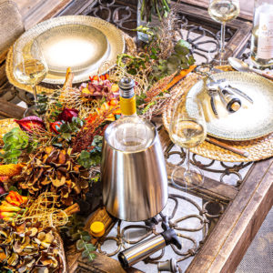Een feestelijk gedekte tafel met Vacu Vin wijnaccessoires